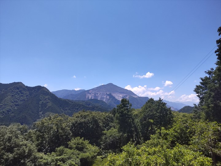 丸山登山口への坂から見える武甲山