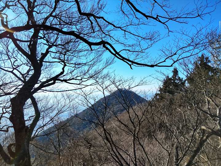 筑波山登山道　御幸ヶ原から女体山へ　道中見える男体山